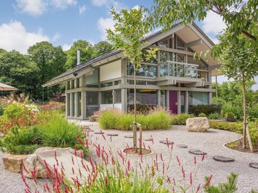 Modernes Designhaus im Einklang mit der Natur und schönem Garten