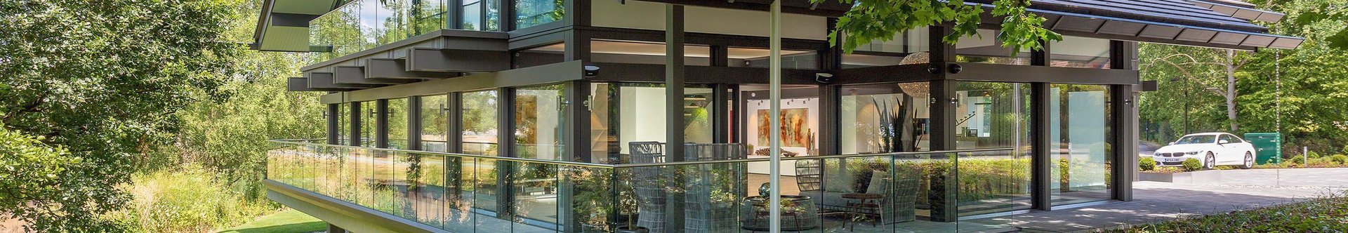 Futuristisches Gebäude mit flacher Dachkonstruktion und begrüntem Garten