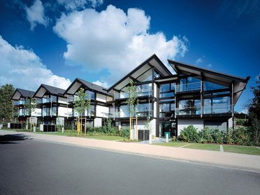 Moderne Architektur mit großzügigen Fenstern Reihenhausansicht mit modernen, lichtdurchfluteten Fassaden