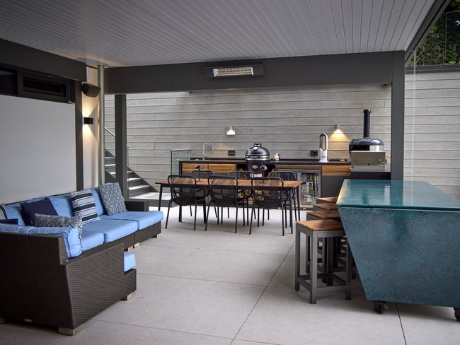 Terrassenansicht mit Sofa, Grill und Essbereich