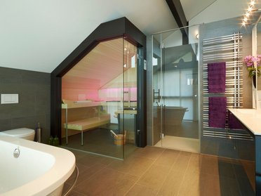 Helles Architektenhaus-Badezimmer mit Dusche, Sauna und Badewanne