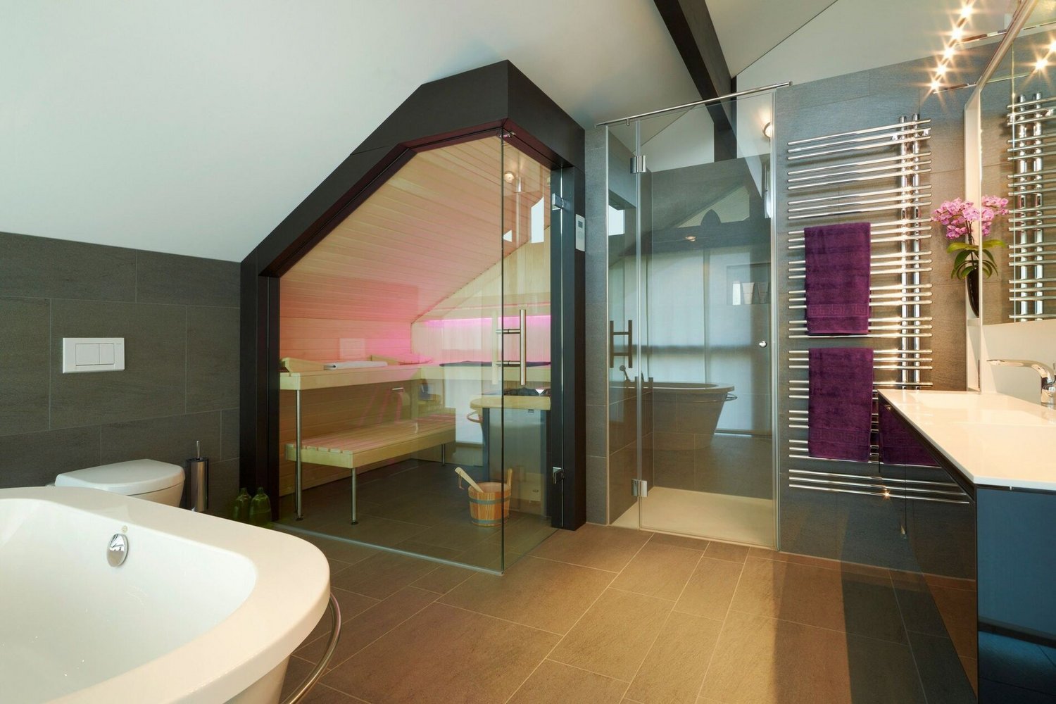 Helles Architektenhaus-Badezimmer mit Dusche, Sauna und Badewanne
