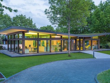 Modernes Wohnhaus mit großen Fenstern und Garten Architektonisches Design eines modernen Hauses in der Natur