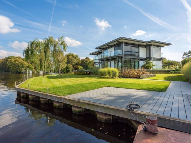 Moderne Architektur mit Flachdach und großzügigem Garten am See