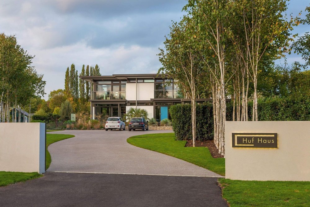 Luxushaus mit Flachdach und modernen Elementen Eingang zu einem modernen Luxushaus mit schönem Garten