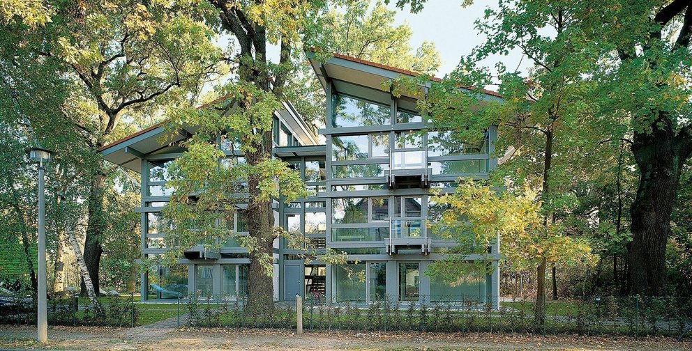 Ein stilvolles, lichtdurchflutetes Gebäude in einem Waldgebiet.