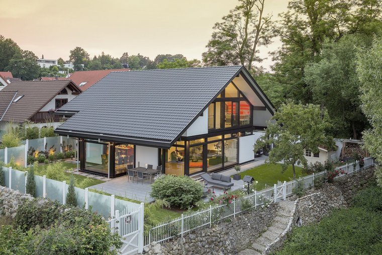 Moderne Villa mit Garten und Terrassenbereich Ansicht einer modernen Villa umgeben von Natur und Gartenanlagen