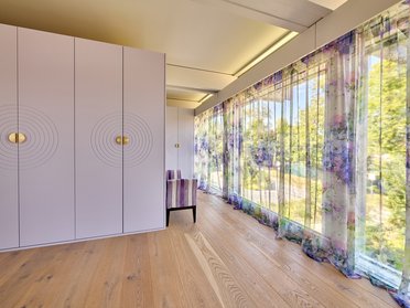 Innenansicht eines modernen HUF Architektenhauses mit Fenstern und Vorhängen