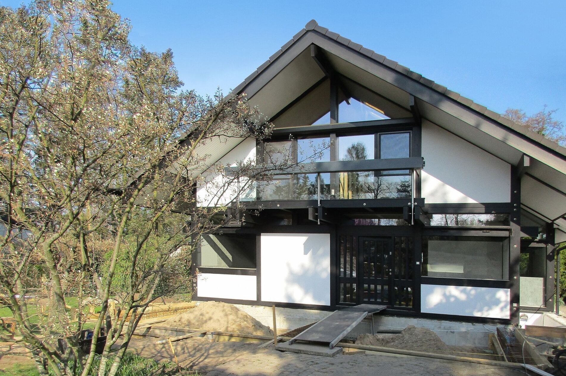HUF Haus mit Anbau und Poolhaus Modernes HUF Haus mit neuem Giebel, Anbau und Garagenanlage
