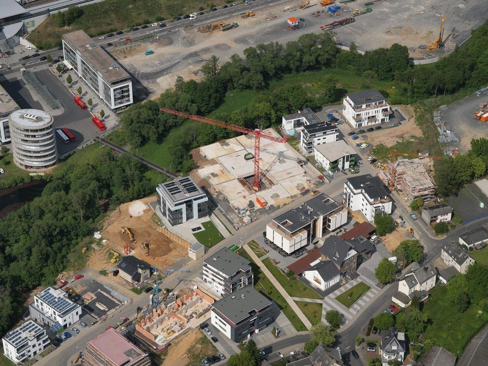 Blick auf Baustellen und angrenzende Wohnhäuser aus der Luft