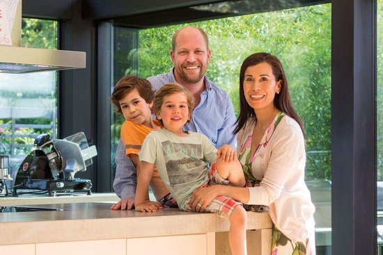 Familie in einem modernen und gemütlichen Küchenbereich der Architektur
