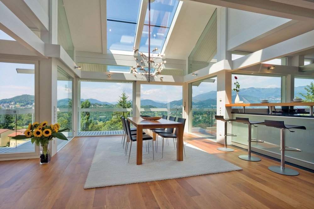 HUF HAUS ART 3 im Innenbereich mit Essbereich und Blick auf die Berge
