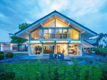 Ein elegantes, modernes Haus mit gläserner Fassade und Garten