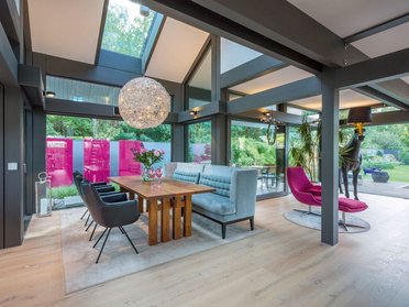 Ein lichtdurchflutetet Holz-Glas-Haus mit moderner Einrichtung