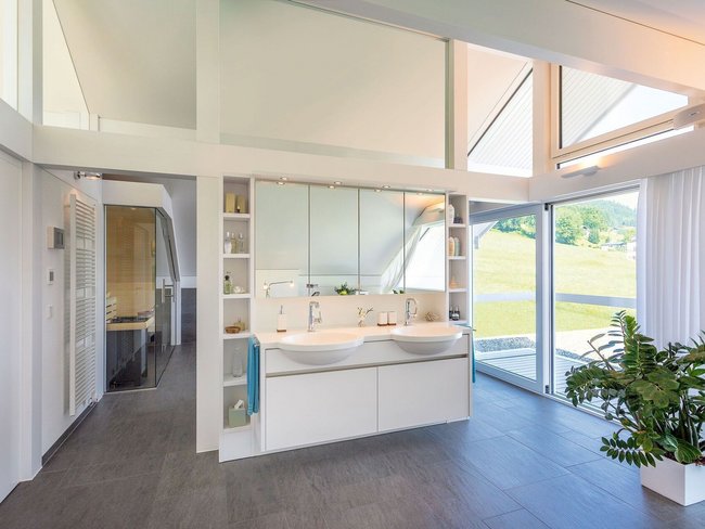 Helles Badezimmer mit modernen Elementen und großer Glasfront