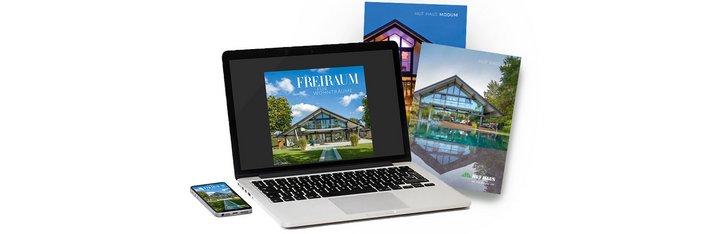 Laptop zeigt Broschüre, umgeben von Printmaterialien