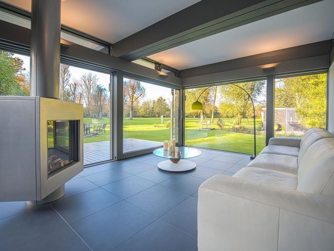 Gemütlicher Wohnraum im HUF Anbau mit modernem Design und Gartenblick
