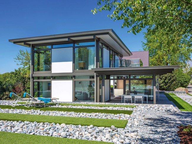 Ein zweigeschossiges modernes Haus mit eleganten Linien und viel Glas