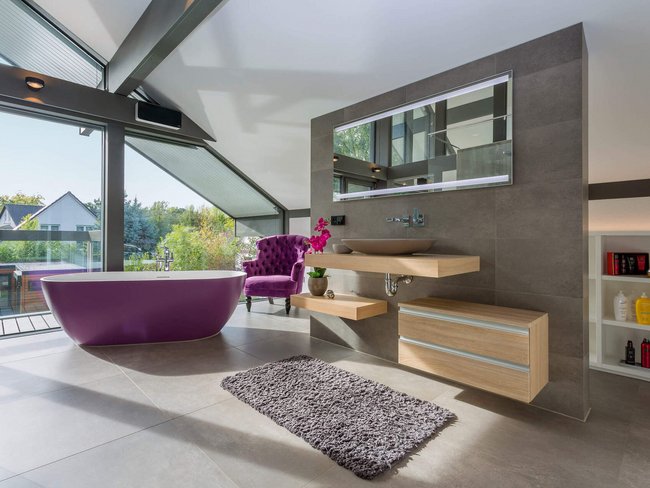 Elegantes Badezimmer im HUF Haus mit Badewanne und Fenster