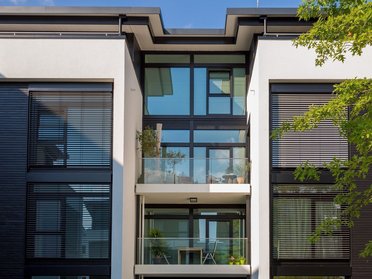Moderne Fassade eines HUF Bürogebäudes mit Glas und Pflanzen