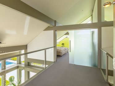 Innenansicht eines modernen HUF Hauses mit lichtdurchflutetem Raum