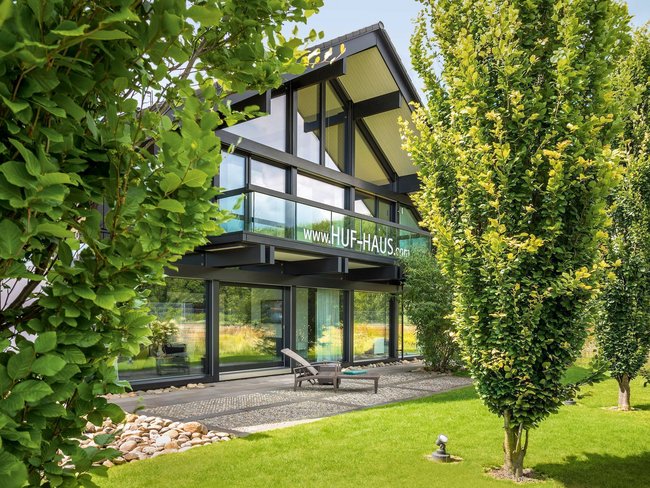 Futuristisches Haus mit Balkon und gepflegtem Garten