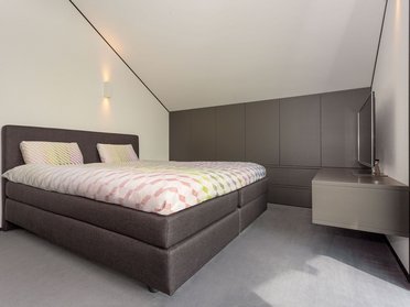 HUF house modum 810 26 Helles und minimalistisches Schlafzimmer mit Doppelbett und TV