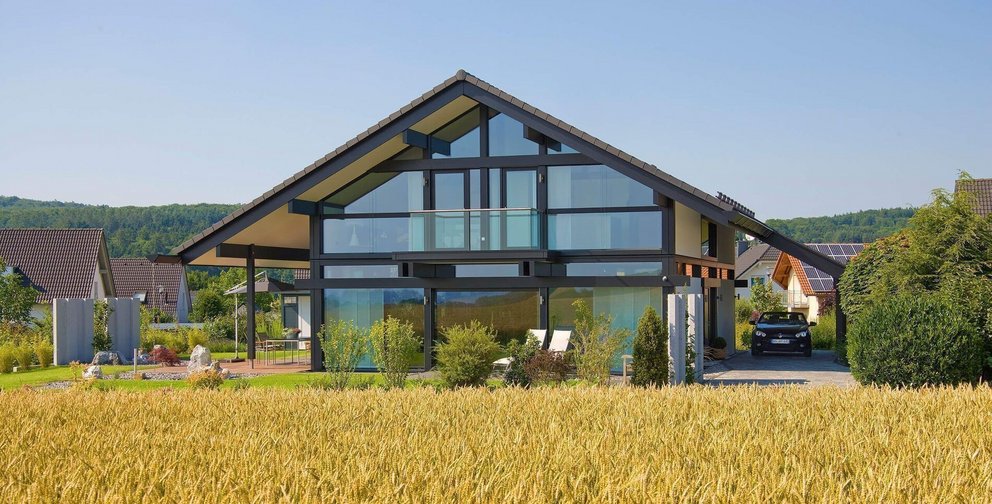 Einfamilienhaus mit großen Fenstern und schöner Landschaft