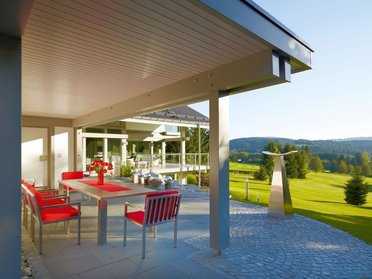 Modernes Fachwerkhaus mit Glasflächen und eleganter Terrasse Exklusives Architektenhaus in der Natur mit stilvoller Terrasse und Garten