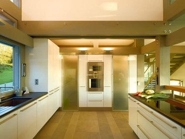 Moderne Küche in einem HUF HAUS mit Glasflächen Exklusive, energieeffiziente Architektenküche im modernen Fachwerkstil