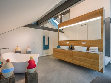 Modernes Badezimmer mit freistehender Badewanne Stylisches Badezimmer mit Holzdetails und zeitgemäßer Einrichtung