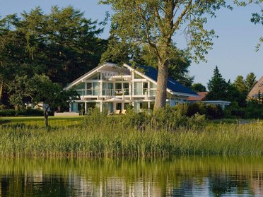 Wunderschöner Garten und Architektur am Wasser