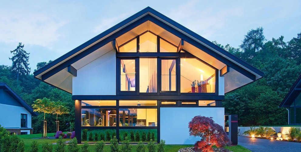 Ein modernes HUF Haus mit großem Fenster und Stil.