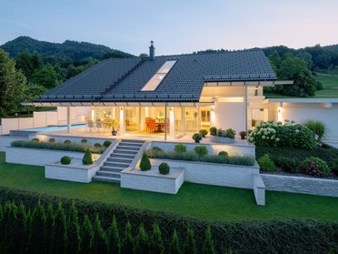 Elegantes Haus mit beeindruckender Aussicht auf Hügel und See