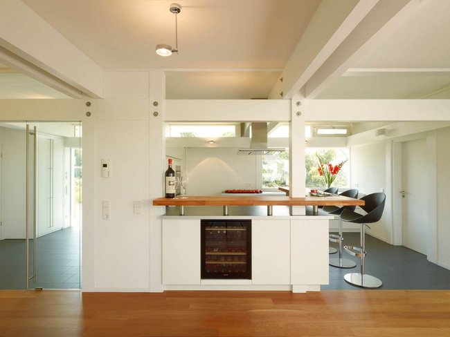 Fachwerkhaus HUF HAUS ART 4 Innenansicht Moderne Küche mit Barbereich in einem Fachwerkhaus.