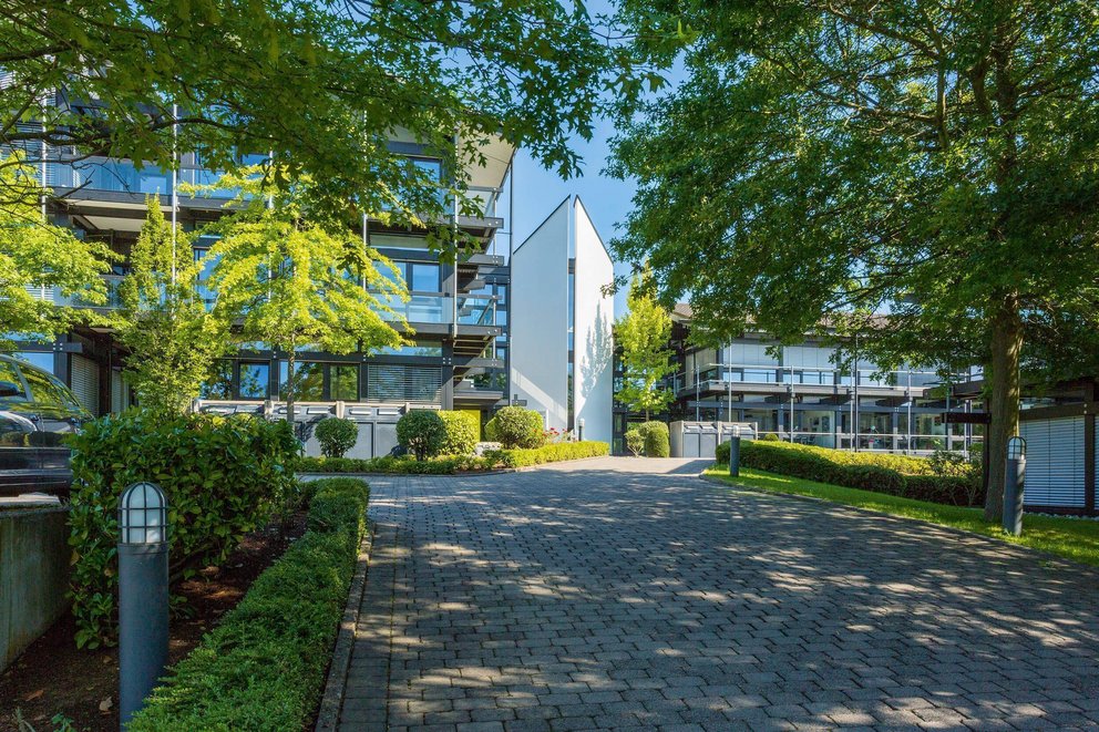HUF Bürogebäude umgeben von Bäumen und Grünflächen