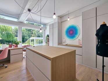 Innenansicht einer eleganten Villa mit natürlichem Licht und kreativen Design-Elementen.