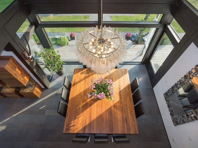 Moderne Architektur im eleganten Essbereich Luftaufnahme eines modernen Esszimmers mit stilvollem Tisch und Designleuchte