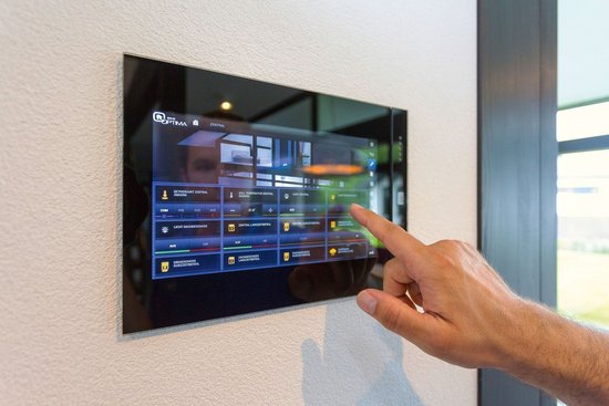 Hand bedient einem digitalen Steuerungspanel in einem stilvollen Architektenhaus