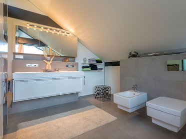 Modernes Badezimmer mit eleganten Elementen Helles Badezimmer mit modernen Sanitäranlagen und stilvoller Einrichtung