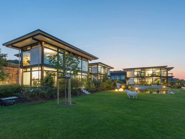 HUF Bürogebäude mit Glasfassade und Landschaftsgestaltung