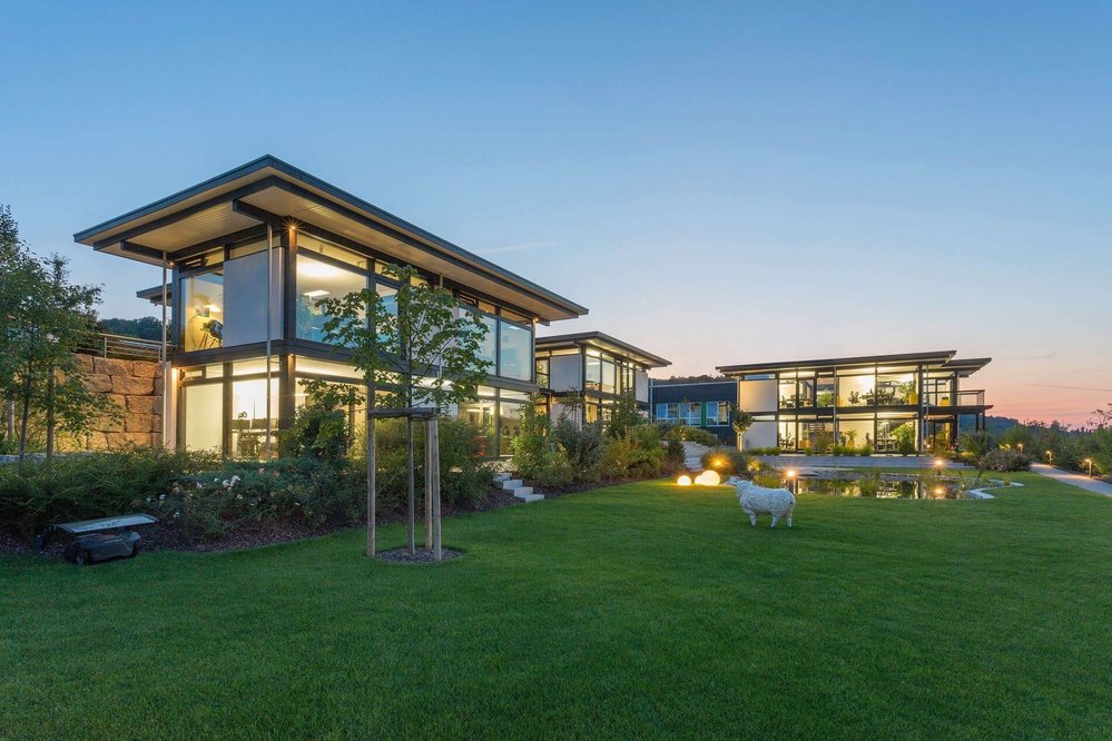 HUF Bürogebäude mit Glasfassade und Landschaftsgestaltung