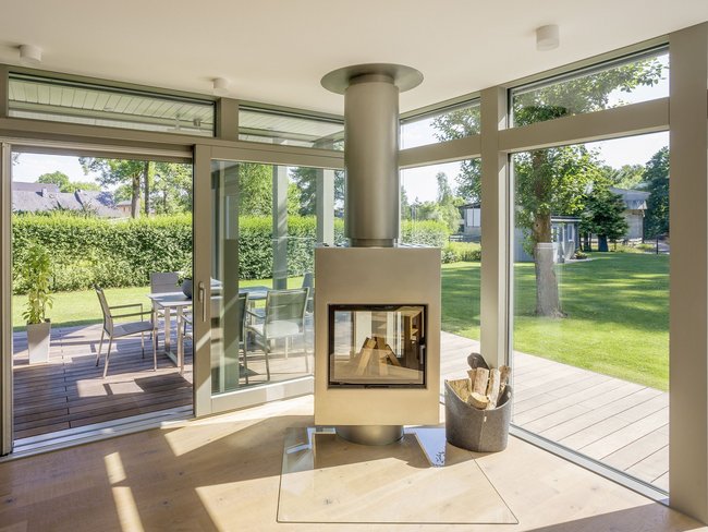 Stilvolles Familienhaus mit Panoramafenstern und Terrasse