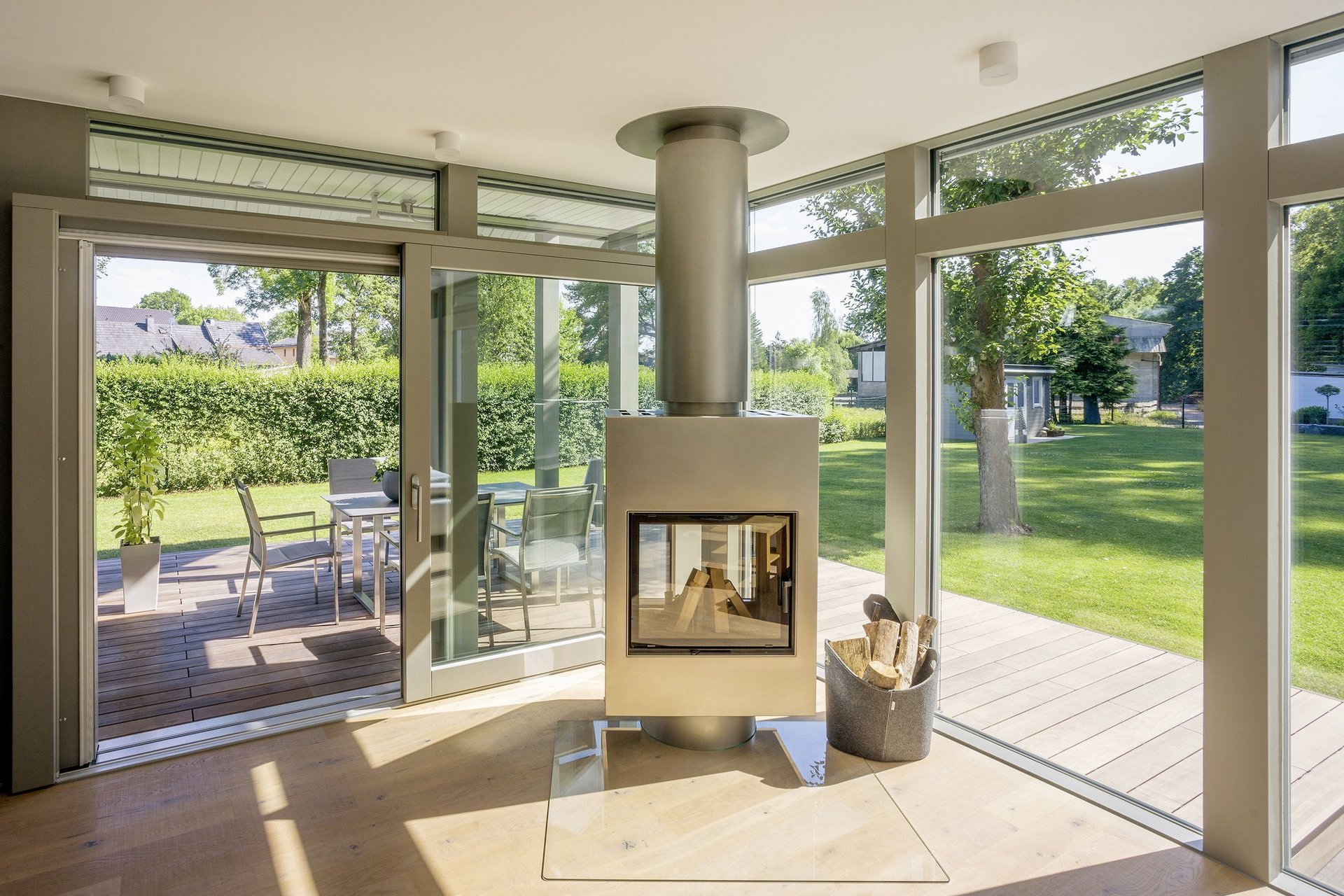 Stilvolles Familienhaus mit Panoramafenstern und Terrasse