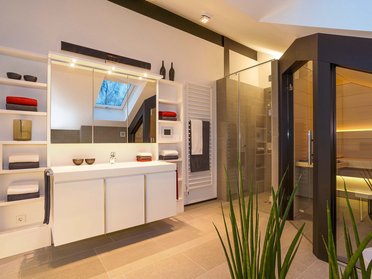 HUF Haus modum 810 Musterhaus Wuppertal 8 Helles Badezimmer mit Dusche, Spiegel und stilvollen Accessoires