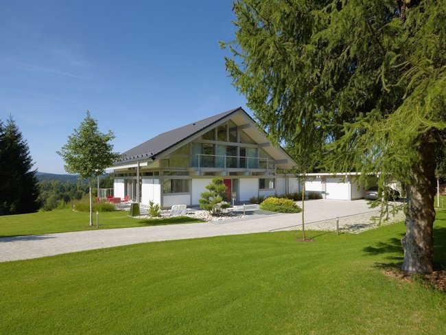 Exklusives HUF HAUS in moderner Fachwerkbauweise Architektenhaus mit großzügigen Glasflächen