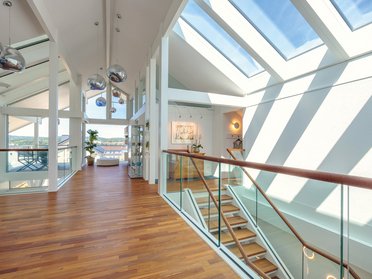 Lichtdurchflutete Treppe und großzügiger Wohnbereich im Fachwerkhaus
