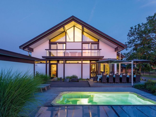 Moderne Architektur mit Pool und Gartenansicht Elegantes Haus mit moderner Architektur und ansprechendem Design bei Abenddämmerung