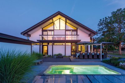 Moderne Architektur mit Pool und Gartenansicht Elegantes Haus mit moderner Architektur und ansprechendem Design bei Abenddämmerung