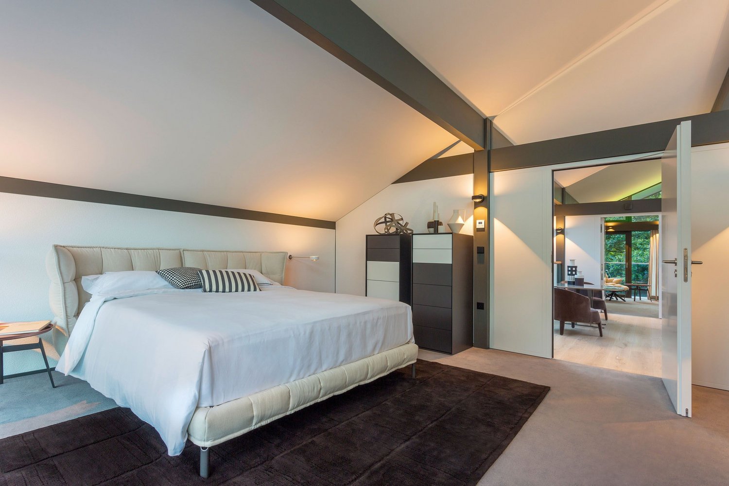 Helles Schlafzimmer mit Doppelbett und eleganter Einrichtung